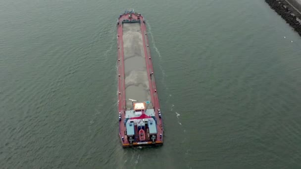Αεροφωτογραφία Πλοίου Μεταφοράς Φορτίου Χύδην Κινούμενης Ιλύος Και Άμμου — Αρχείο Βίντεο