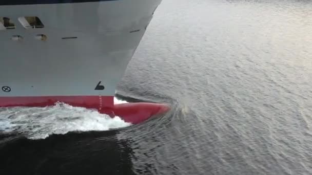 Fartygets Bulbous Bow Cruising Genom Hamnen — Stockvideo