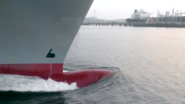 Barco Bulboso Del Barco Crucero Través Del Puerto — Vídeo de stock