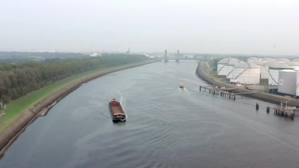 Nave Carico Nel Porto Rotterdam Nella Tarda Sera Nebbiosa — Video Stock