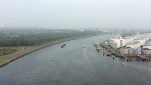 Lastfartyg Rotterdams Hamn Sen Dimmig Kväll — Stockvideo