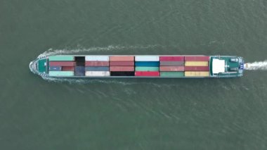 Denizde bir kargo konteynır gemisinin kuş bakışı görüntüsü
