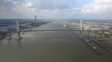 Askıya Alınan Köprü ve Nehrin Yavaş Açıklaması