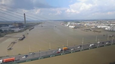 Bir Askı Köprüsü 'nde Hava Trafik Kovalamacası