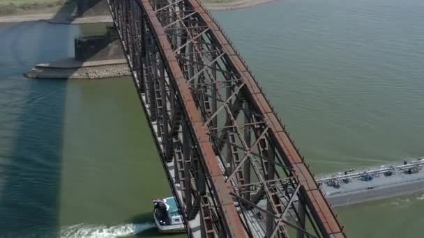Судоходная Баржа Проходящая Старым Железным Мостом — стоковое видео