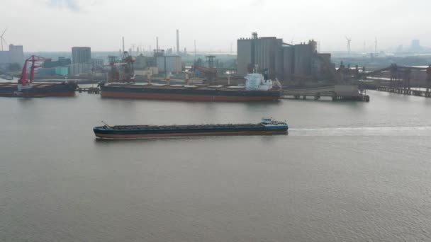 ロッテルダム港を航行中のばら積み船 — ストック動画