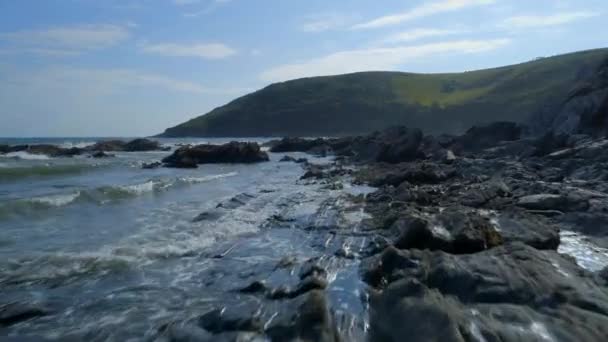 険しい海岸線をゆっくりと飛ぶ丘の風景 — ストック動画