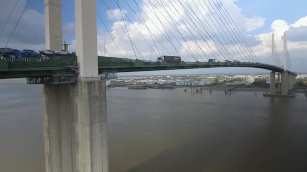 吊り橋を利用した車両の上昇ショット — ストック動画
