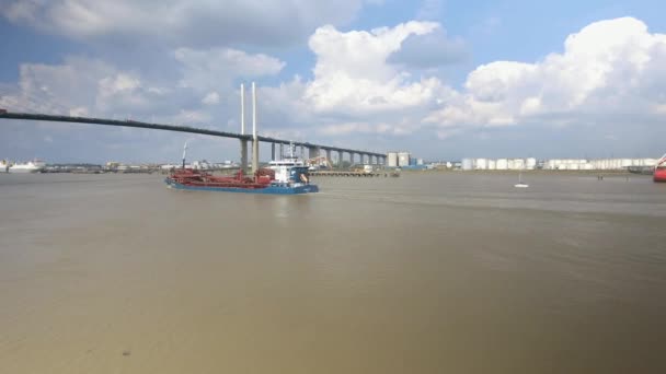 Barco Grande Yate Punto Viajar Bajo Puente Colgante — Vídeo de stock