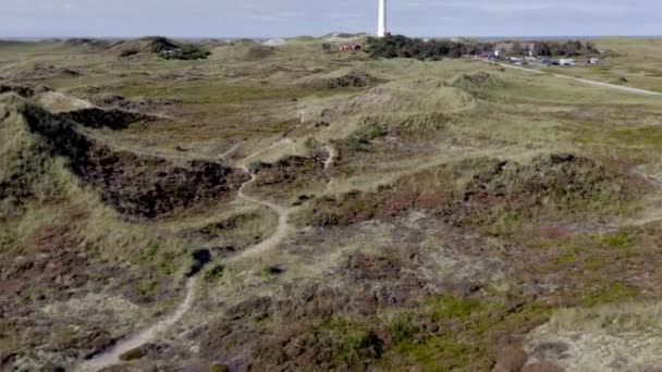リンギグ フィルのデンマーク北部の砂丘の灯台 — ストック動画
