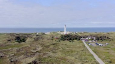 Lyngvig Fyr 'de Kuzey Danimarka' nın Kumulları 'nda bir deniz feneri.