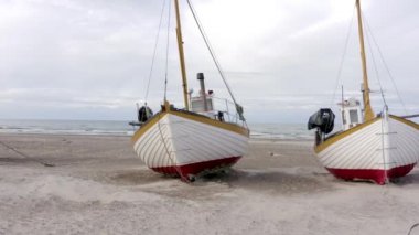 Danimarka 'daki Thorup Strand Sahili' nde Eski Balıkçı Botları Sıralanmış Ashore