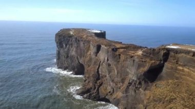 Dyrholaey Kemeri İzlanda 'da aşınmış bir deniz kemeri