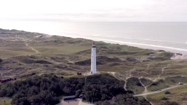 位于丹麦北部林格维尔沙丘的灯塔 — 图库视频影像