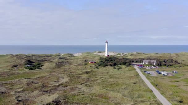 Ein Leuchtturm Auf Den Dünen Norddäniens Bei Lyngvig Fyr — Stockvideo
