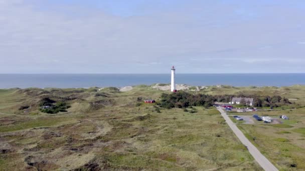 Een Vuurtoren Duinen Van Noord Denemarken Bij Lyngvig Fyr — Stockvideo