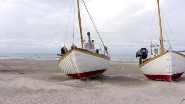 Régi Halászhajók Sorakoztak Fel Parton Thorup Strand Strandon Dániában — Stock videók