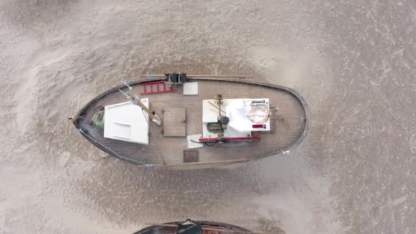 Старые Рыболовные Лодки Выбросились Берег Пляже Торуп Дании — стоковое видео