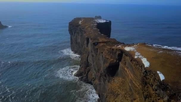 冰岛的Dyrholaey弧和一个风化的海崖 — 图库视频影像