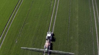 Traktör Tarımsal Topraklara Tartışmalı Bir Şekil Değiştiren Herbisit Sprediyor