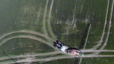 Traktör Tarımsal Topraklara Tartışmalı Bir Şekil Değiştiren Herbisit Sprediyor