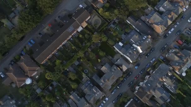 Blick Aus Der Vogelperspektive Auf Englische Straßen Häuser Und Gärten — Stockvideo