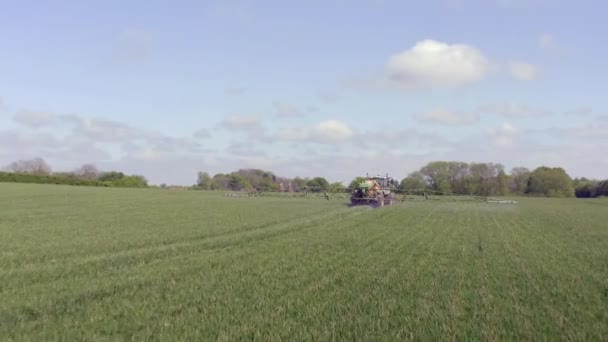 Trator Pulverizando Herbicida Glifosato Controverso Terra Agrícola — Vídeo de Stock