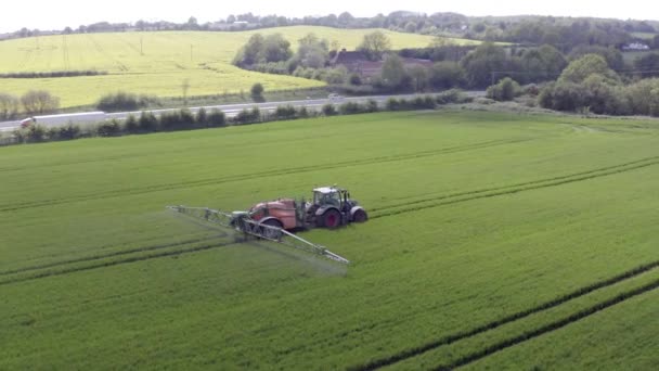 Tractor Rociando Herbicida Prohibido Del Glifosato Tierra Agrícola — Vídeos de Stock