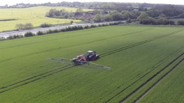 Tractor Rociando Polémico Herbicida Glifosato Tierras Agrícolas — Vídeos de Stock