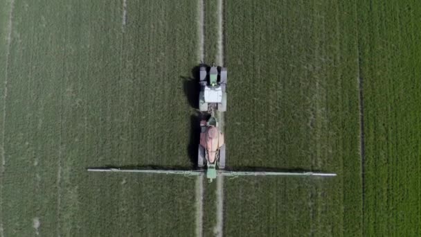 农田喷施禁用草甘膦除草剂的拖拉机 — 图库视频影像