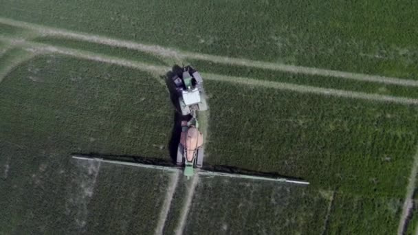 农田喷施有争议的草甘膦除草剂的拖拉机 — 图库视频影像