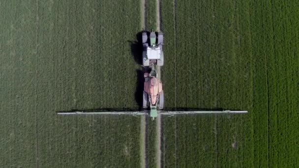Traktor Sprutning Kontroversiell Glyfosat Herbicid Jordbruksmark — Stockvideo