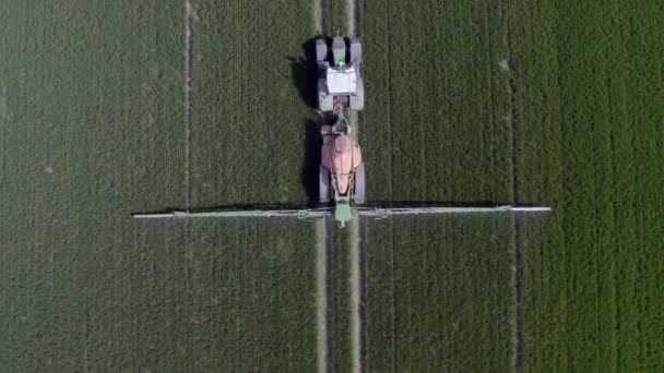 Tractor Rociando Herbicida Prohibido Del Glifosato Tierra Agrícola — Vídeo de stock