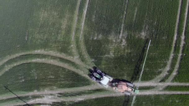 农田喷施有争议的草甘膦除草剂的拖拉机 — 图库视频影像