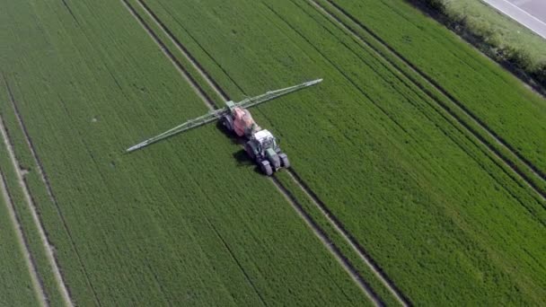 Traktor Permetezés Ellentmondásos Glifoszát Gyomirtó Mezőgazdasági Területen — Stock videók