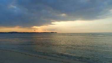 Günbatımında Tropikal bir adada Plajlar ve Sakin Sular