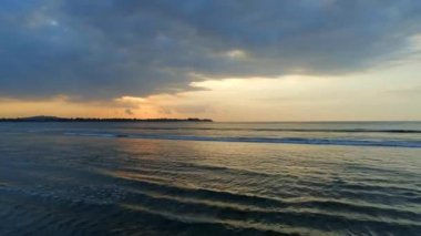 Günbatımında Tropikal bir adada Plajlar ve Sakin Sular