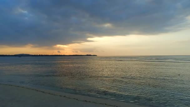 Пляжи Спокойная Вода Маленьком Острове Закате — стоковое видео