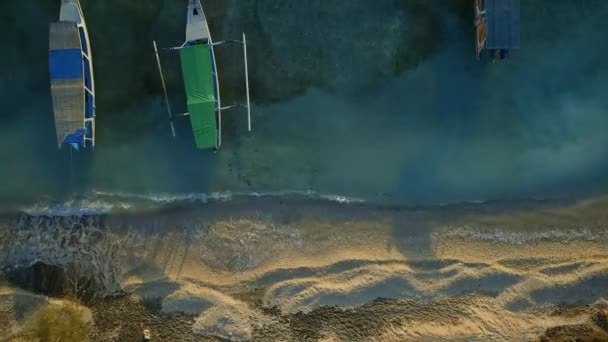 Resimli Bir Kumsalın Kuş Bakışı Görüntüsü Çamurlu Balıkçı Tekneleri — Stok video