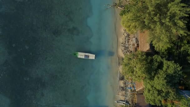 鳥の目 釣り船が係留された絵のように美しい砂浜と海岸の眺め — ストック動画