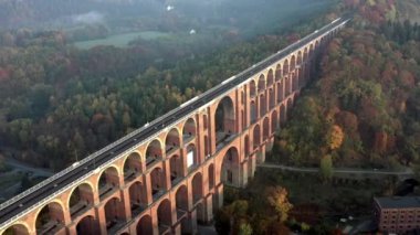 Goltzsch Brick Viaduct Almanya 'da Sisli Sonbahar Sabahı Hava Görüntüsü