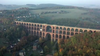 Goltzsch Brick Viaduct Almanya 'da Sisli Sonbahar Sabahı Hava Görüntüsü