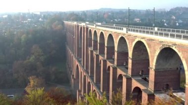 Goltzsch Brick Viaduct Almanya 'da Sisli Sonbahar Sabahı Hava Görüntüsü