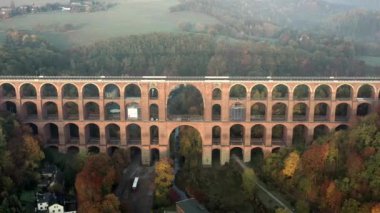 Goltzsch Brick Viaduct Almanya 'da Sisli Sonbahar Sabahı Hava Görüntüsü