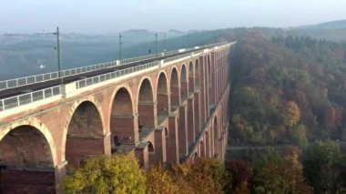 Goltzsch Brick Viaduct Almanya 'da Sisli Sonbahar Sabahı Hava Görüntüsü