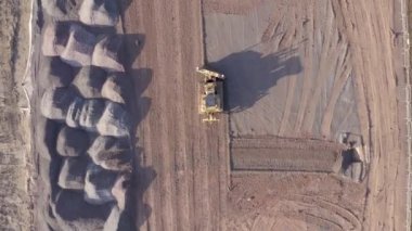 Buldozer, Zemin Çalışmaları sırasında Dünya 'yı Doğru Taşımak İçin GPS Teknolojisi Kullanıyor