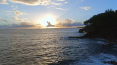 Güneşin Denizden Doğuşuyla Resimli Bir Kıyı Şeridinde Gün Doğumu