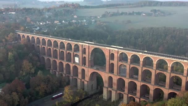 Viaducto Ladrillo Goltzsch Alemania Una Nebulosa Vista Aérea Otoñal Mañana — Vídeo de stock