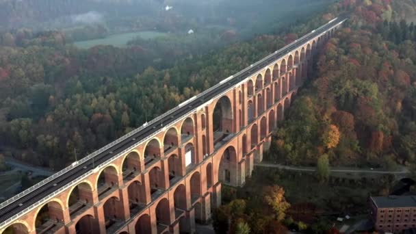 Goltzsch Brick Viaduct Tyskland Foggy Höstmorgon Antenn View — Stockvideo