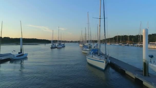 Veduta Aerea Yacht Ormeggiati Estuario Tramonto — Video Stock